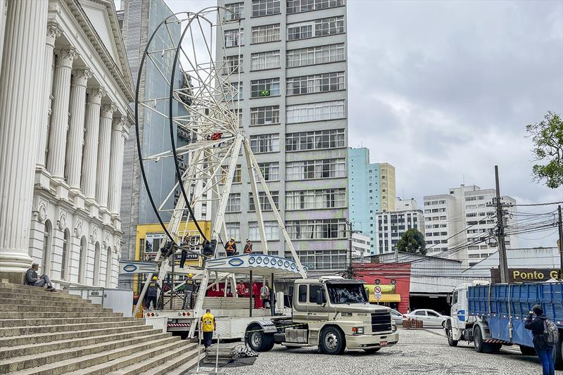 Começa montagem da roda-gigante do Natal de Curitiba 2022.
Curitiba, 24/11/2022.
Foto: Renato Prospero/SMCS