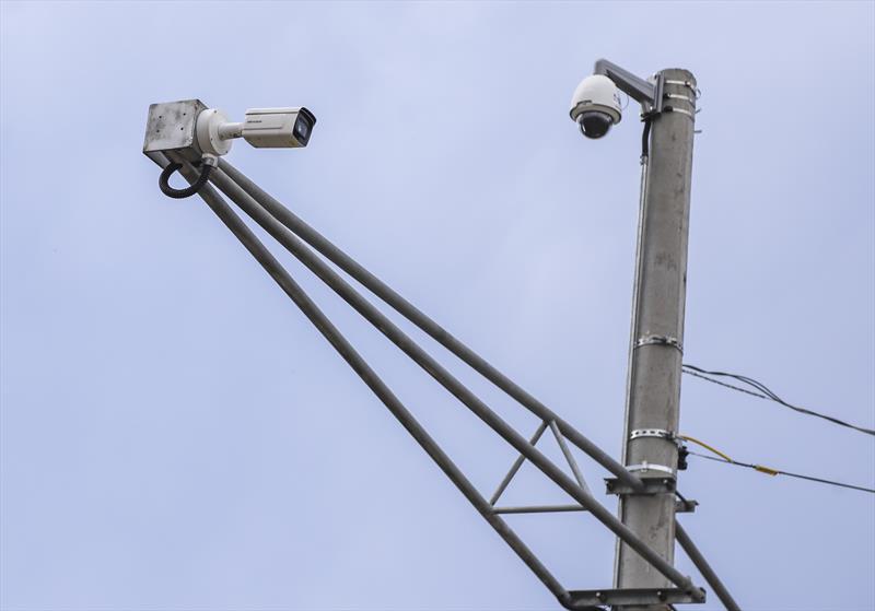 Cameras de vigilância da Muralha Digital instaladas na Av Manoel Ribas no trevo da entrada de Curitiba via Campo Magro - Curitiba, 23/11/2022 - Foto: Daniel Castellano / SMCS