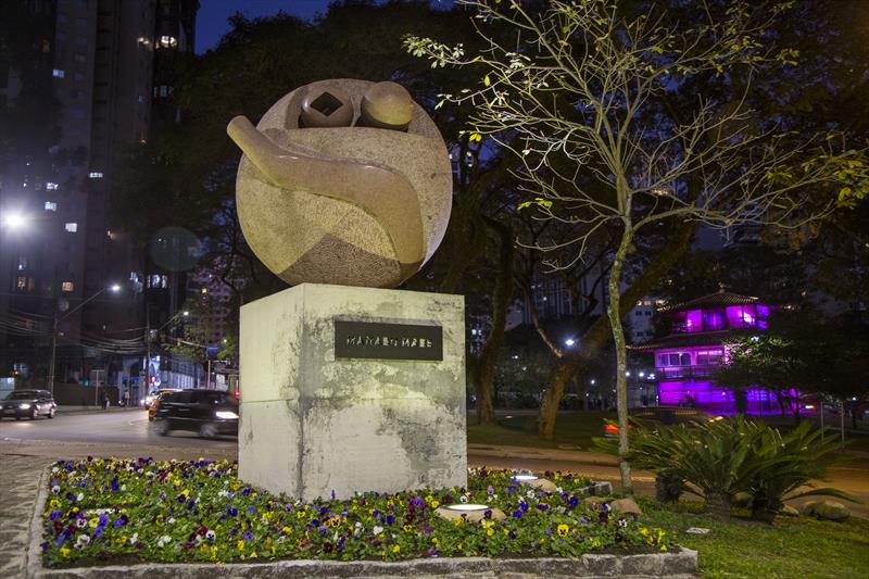 Peça Centenário da Amizade Brasil/Japão, de Manabu Mabe, ao lado da Praça do Japão. Foto: Pedro Ribas/SMCS