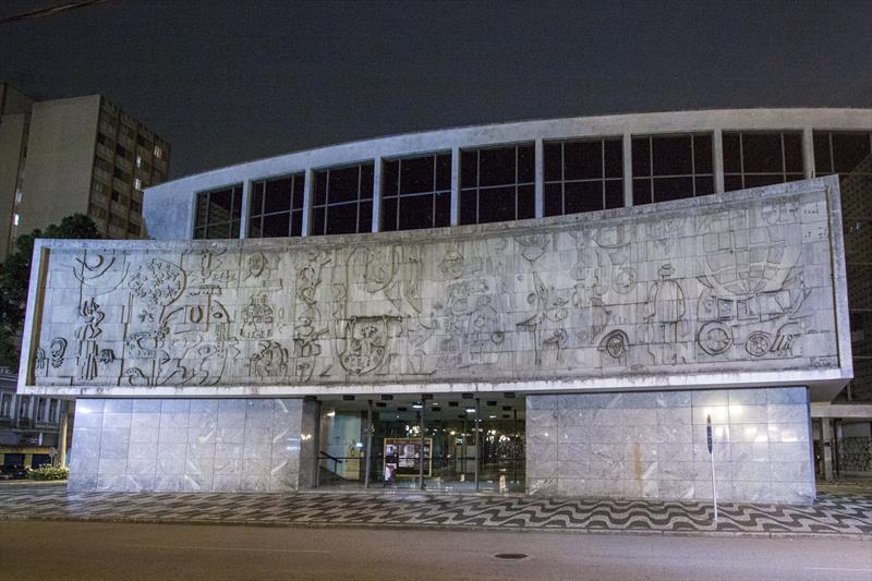 Painel de Poty Lazzarotto na fachada do Teatro Guaíra. Foto: Pedro Ribas/SMCS