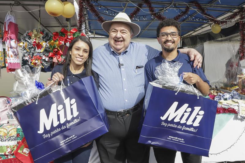 Prefeito Rafael Greca visita a feirinha de Natal e a Casa do Papai Noel, em frente a Rua da Cidadania do Tatuquara. Curitiba, 25/11/2022. Foto: Hully Paiva/SMCS