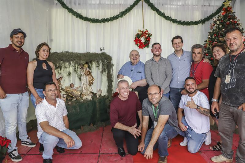 Prefeito Rafael Greca visita a feirinha de Natal e a Casa do Papai Noel, em frente a Rua da Cidadania do Tatuquara. Curitiba, 25/11/2022. Foto: Hully Paiva/SMCS