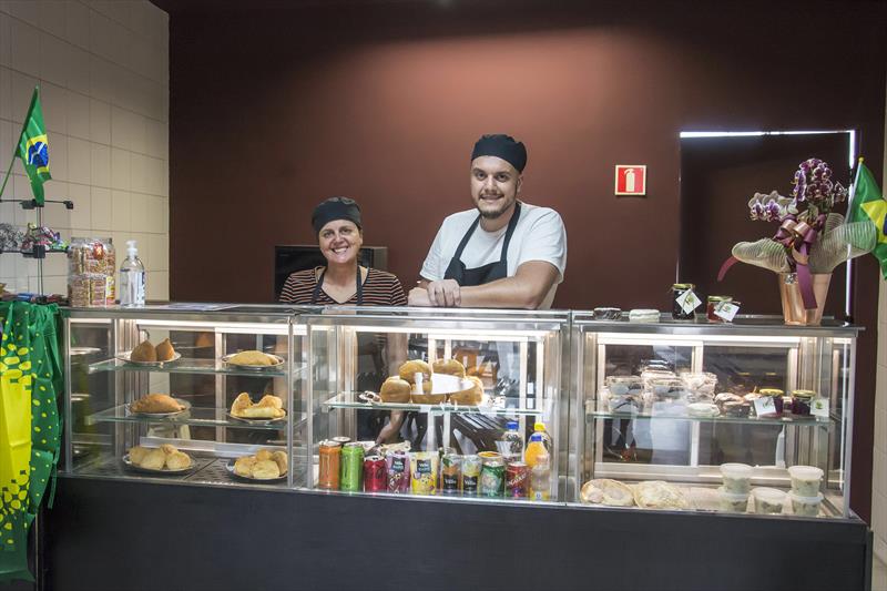 Cafeteria em ritmo de Copa do Mundo é o novo atrativo da Rua da Cidadania.- Na imagem,  Gustavo Felipe; e sua mãe, Jucélia Aparecida Damas. Curitiba, 29/11/2022.
Foto: Levy Ferreira/SMCS