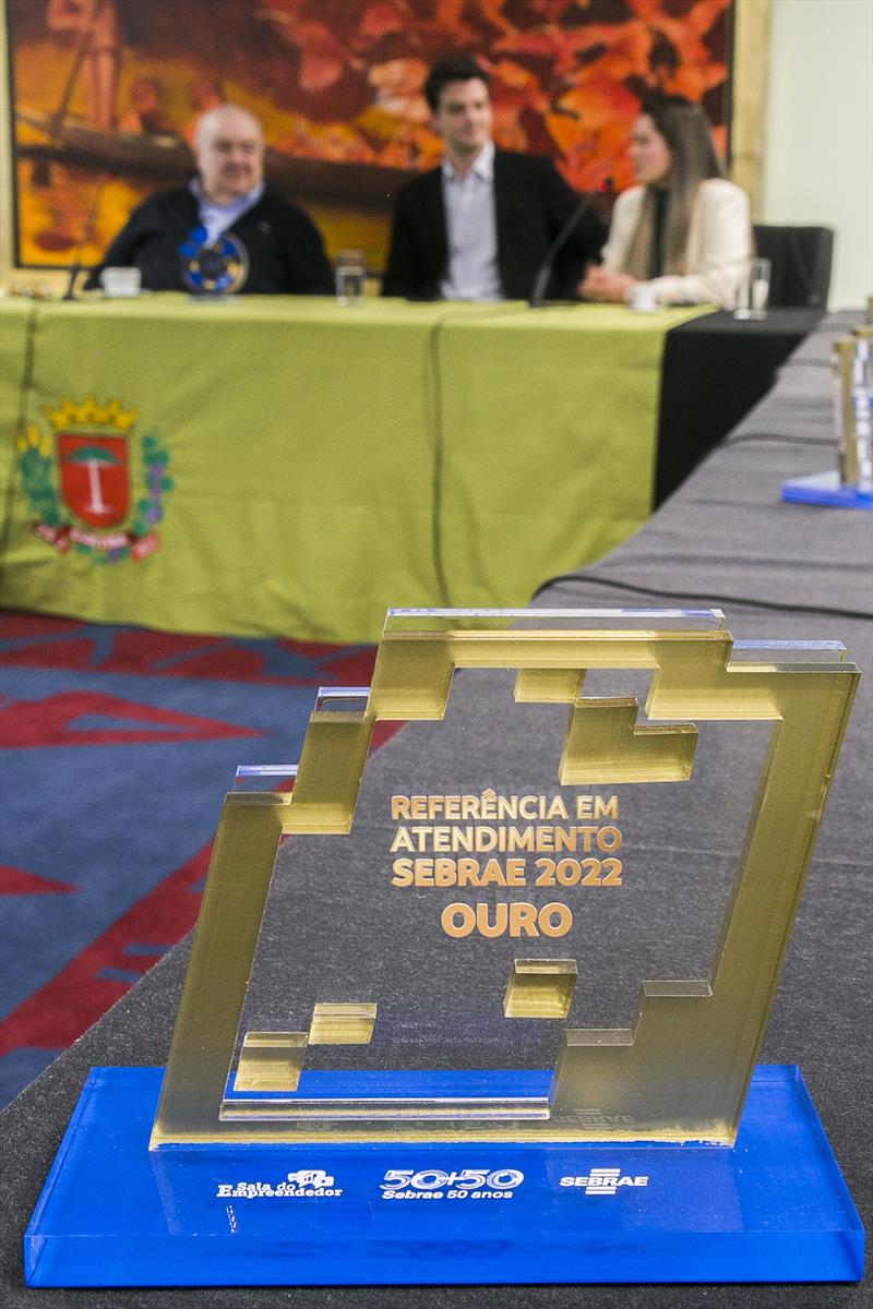 Prefeito Rafael Greca recebe atendentes dos Espaços Empreendedor que receberam os selos Ouro e Prata do Sebrae. Curitiba, 29/11/2022. Foto: Pedro Ribas/SMCS