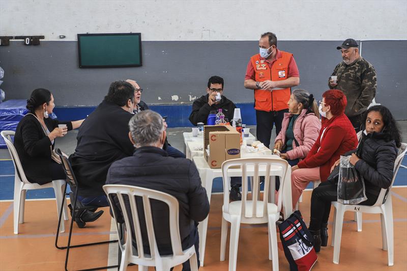 Pessoas do litoral que fazem tratamento em Curitiba e estão desalojados devido a interdição das estradas, são recebidas no Centro de Esporte e Lazer Avelino Vieira. Curitiba, 29/11/2022. Foto: José Fernando Ogura/SMCS