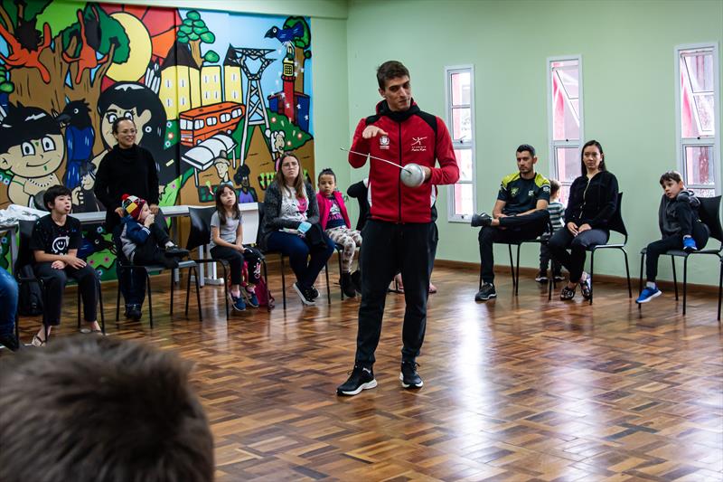 Crianças do Tatuquara têm aula com o campeão brasileiro de esgrima. 
Curitiba, 30/11/2022.
Foto: Levy Ferreira/SMCS