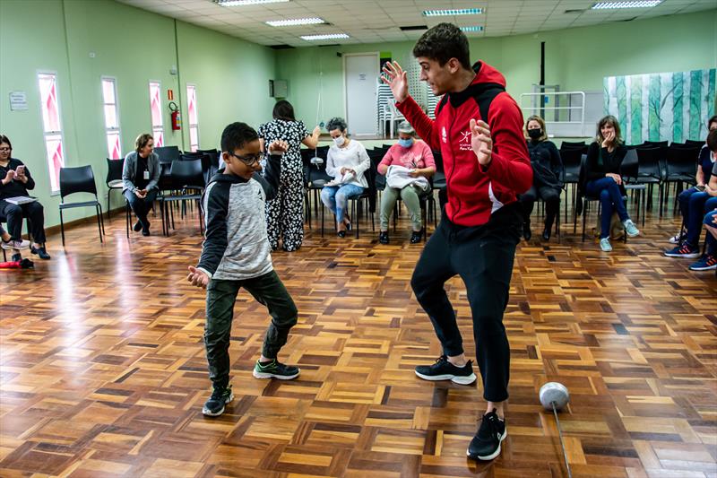Crianças do Tatuquara têm aula com o campeão brasileiro de esgrima. 
Curitiba, 30/11/2022.
Foto: Levy Ferreira/SMCS