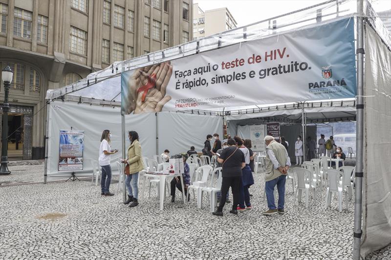 Mobilização contra a aids espalha informação e segurança no Centro de Curitiba. Curitiba, 30/11/2022. Foto: Hully Paiva/SMCS