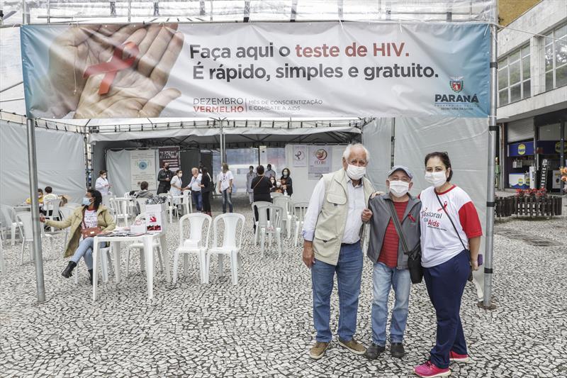 Mobilização contra a aids espalha informação e segurança no Centro de Curitiba. Curitiba, 30/11/2022. Foto: Hully Paiva/SMCS