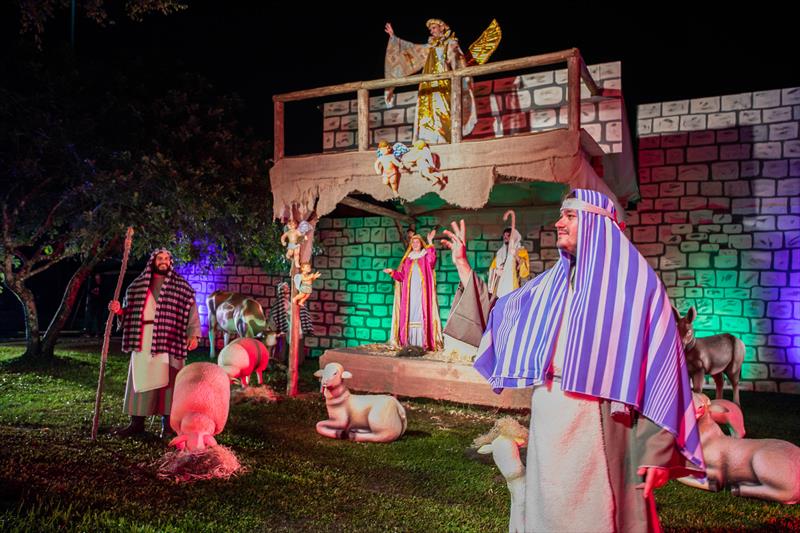 Atrações do Natal de Curitiba continuam "em campo" nesta sexta-feira. - Foto: Daniel Castellano / SMCS