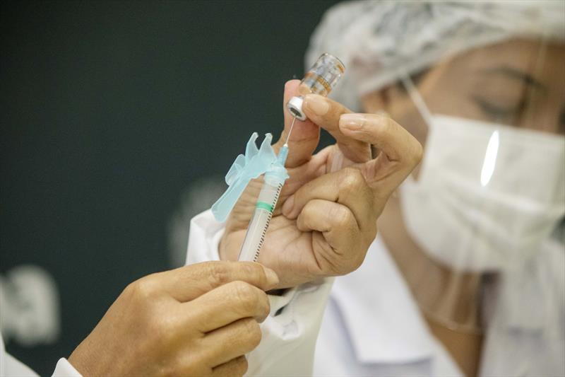 Saúde de Curitiba divulga novo cronograma de vacinação com a 4ª dose anticovid . Foto: Ricardo Marajó/SMCS