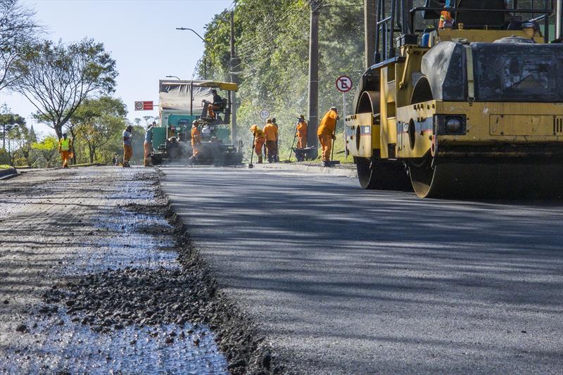 Calçadas acessíveis, pavimentação e obra de macrodrenagem são obras da Prefeitura de Curitiba. Foto: Pedro Ribas/SMCS