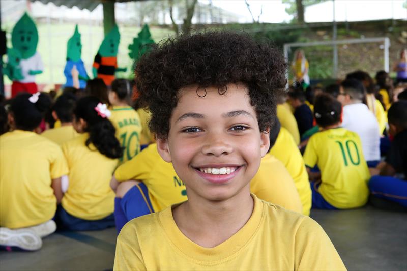 Familia Folhas na Escola Francisco Klemtz.Personagem: Aluno do 5º ano, Nicholas Pietro.Curitiba, 05/12/2022.Foto: Luiz Costa/ SME