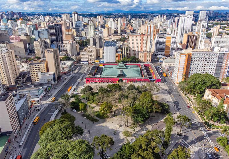 Nova base de cálculo do IPTU amplia em 21% imóveis isentos para 2023.
 - Na imagem, vista aérea de Curitiba. - Curitiba, 05/05/2022 - Foto: Daniel Castellano / SMCS