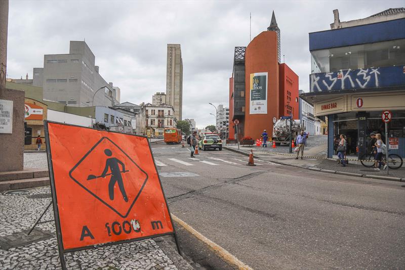 Obras de requalificação do asfalto da Travessa Nestor de Castro no Centro de Curitiba - Curitiba, 06/12/2022 - Foto: Daniel Castellano / SMCS