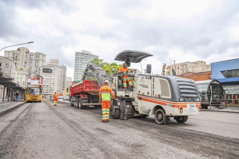 Obras de requalificação do asfalto da Travessa Nestor de Castro no Centro de Curitiba - Curitiba, 06/12/2022 - Foto: Daniel Castellano / SMCS