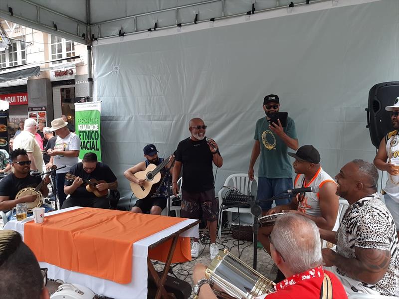 Apresentação de artistas locais na Rua XV marca festejos do Dia do Samba.
Foto: Divulgação