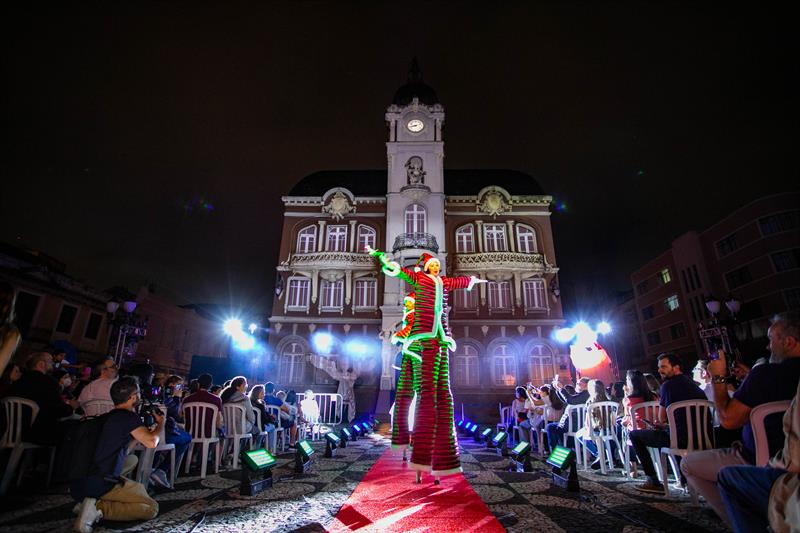 Natal de Curitiba - Luz dos Pinhais 2022. Apresentação do Natal no Paço da Liberdade com projeções na fachada do prédio centenário - Curitiba, 06/12/2022 - Foto: Daniel Castellano / SMCS