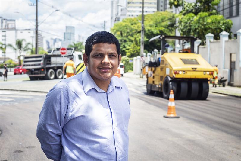 Vistoria de obras de asfalto na Av. São José no Cristo Rei. Na imagem: Tiago dos Santos. Curitiba, 07/12/2022. Foto: Ricardo Marajó/SMCS