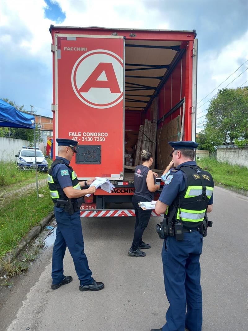 Defesa Civil de Curitiba atua na fiscalização de veículos com produtos perigosos.
Foto: Divulgação