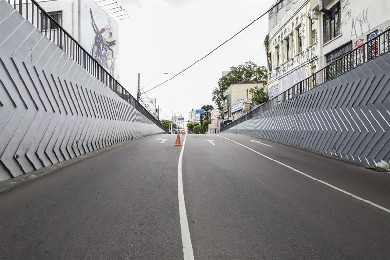 Trincheira da rua Martim Afonso ganha nova pintura. Curitiba, 06/12/2022. Foto: Hully Paiva/SMCS