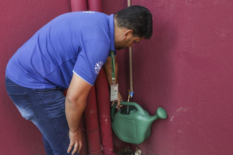 Na Regional Boqueirão, água da chuva ajuda na limpeza e rega das plantas. Curitiba, 08/12/2022. Foto: Hully Paiva/SMCS