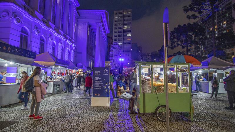 Vila de Natal Electrolux tem atividades gastronômicas na praça Santos Andrade, em Curitiba.  - Curitiba, 01/12/2022 - Foto: Daniel Castellano / SMCS