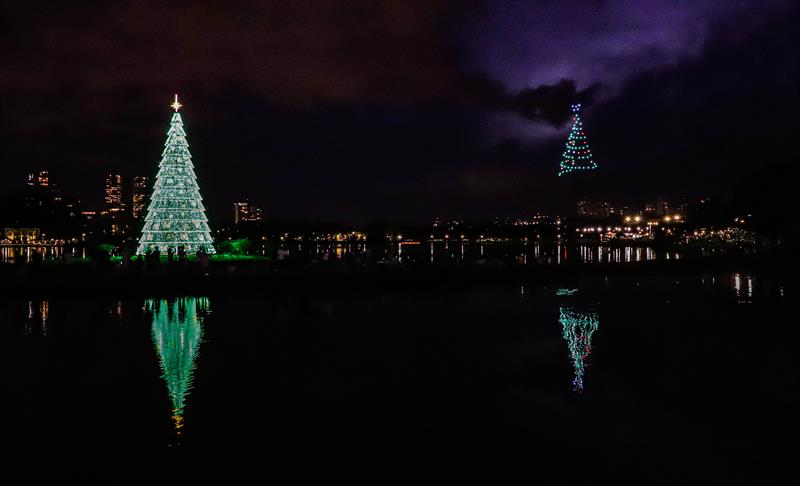 A maior árvore do Natal de Curitiba Luz dos Pinhais ficou ainda mais iluminada e um show de drones luminosos tornaram a vista noturna no Parque Barigui ainda mais encantadora. Curitiba, 10/12/2022. Foto: Hully Paiva/SMCS