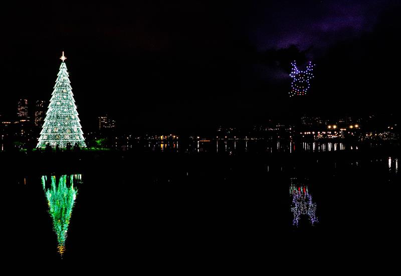 A maior árvore do Natal de Curitiba Luz dos Pinhais ficou ainda mais iluminada e um show de drones luminosos tornaram a vista noturna no Parque Barigui ainda mais encantadora. Curitiba, 10/12/2022. Foto: Hully Paiva/SMCS