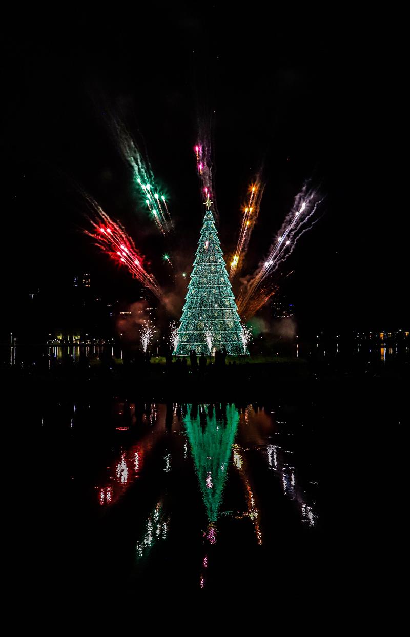 A maior árvore do Natal de Curitiba Luz dos Pinhais ficou ainda mais iluminada e um show de drones luminosos tornaram a vista noturna no Parque Barigui ainda mais encantadora. Curitiba, 10/12/2022. Foto: Hully Paiva/SMCS