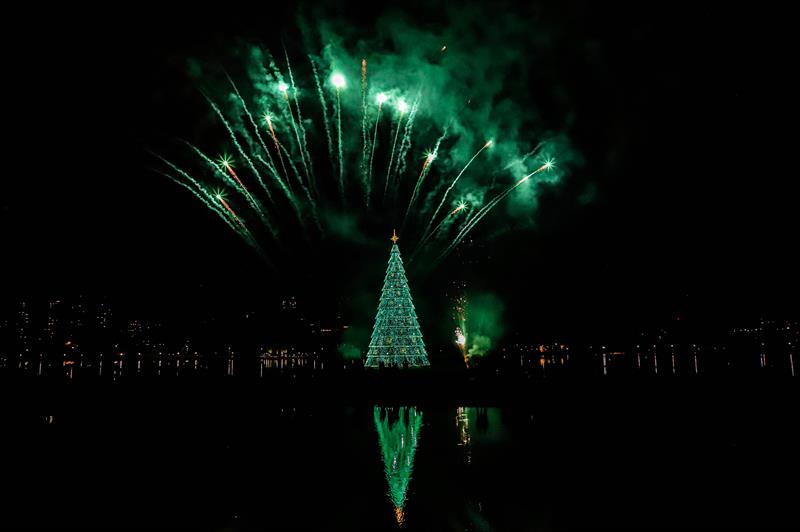 A maior árvore do Natal de Curitiba Luz dos Pinhais ficou ainda mais iluminada e um show de drones luminosos tornaram a vista noturna no Parque Barigui ainda mais encantadora. Curitiba, 10/12/2022. Foto: Hully Paiva/SMCS