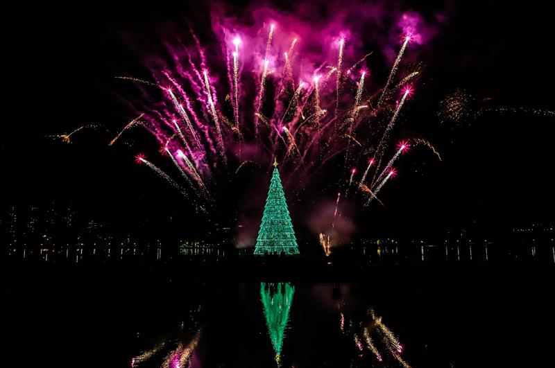 A maior árvore do Natal de Curitiba Luz dos Pinhais ficou ainda mais iluminada e um show de drones luminosos tornaram a vista noturna no Parque Barigui ainda mais encantadora. Curitiba, 10/12/2022. Foto: Hully Paiva/SMCS
