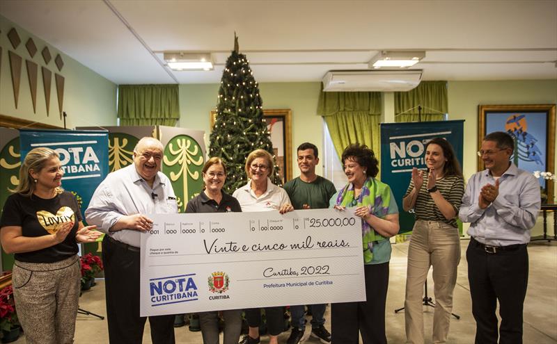 Prefeito Rafael Greca acompanhado da primeira-dama Margarita Sansone, entregam o prêmio especial de Natal do Nota Curitibana para a Associação Casa Do Pai. Curitiba, 13/12/2022. Foto: Ricardo Marajó/SMCS