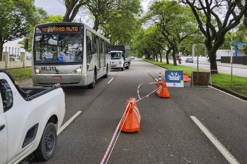 Victor Ferreira do Amaral, no Tarumã, tem bloqueio parcial por causa de erosão na pista Victor Ferreira do Amaral, no Tarumã, tem bloqueio parcial por causa de erosão na pista