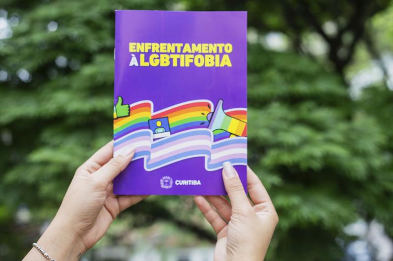 Cartilha traz dicas para evitar preconceito e discriminação contra LGBTI+. Curitiba, 14/112/2022. Foto: Ricardo Marajó/SMCS
