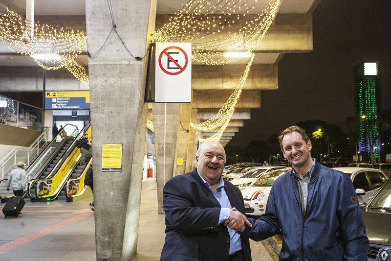 Ícones de Curitiba, estações-tubo ganham decoração especial para as festas  de fim de ano - Portal do Servidor de Curitiba