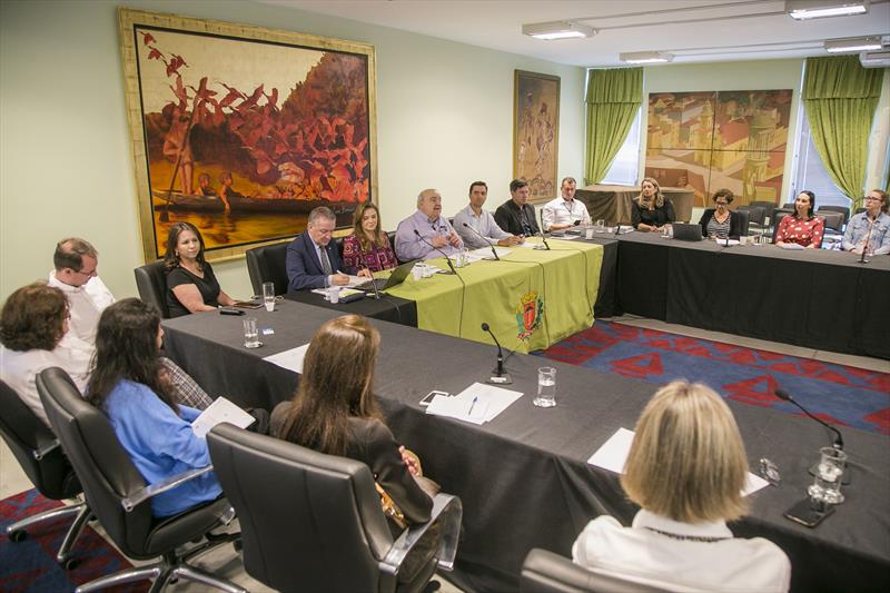 Prefeito Rafael Greca participa de reunião de trabalho sobre a Rede de Cidades e Comunidades Amigas das Pessoas Idosas, da Organização Mundial da Saúde (OMS), junto com secretários municipais e a deputada federal Leandre Dal Ponte. Curitiba, 15/12/2022. Foto: Pedro Ribas/SMCS