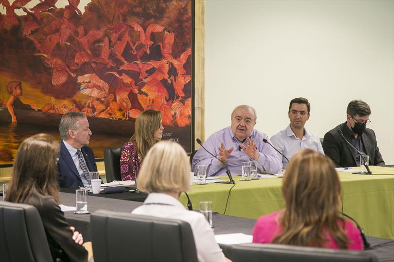 Prefeito Rafael Greca participa de reunião de trabalho sobre a Rede de Cidades e Comunidades Amigas das Pessoas Idosas, da Organização Mundial da Saúde (OMS), junto com secretários municipais e a deputada federal Leandre Dal Ponte. Curitiba, 15/12/2022. Foto: Pedro Ribas/SMCS