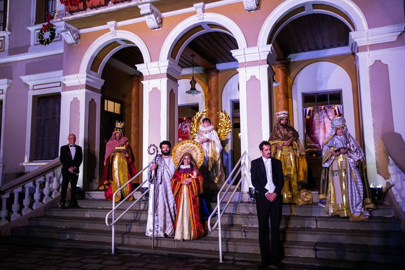 Apresentação da Ópera de Natal nas janelas do Palácio Garibaldi. Foto: Daniel Castellano / SMCS