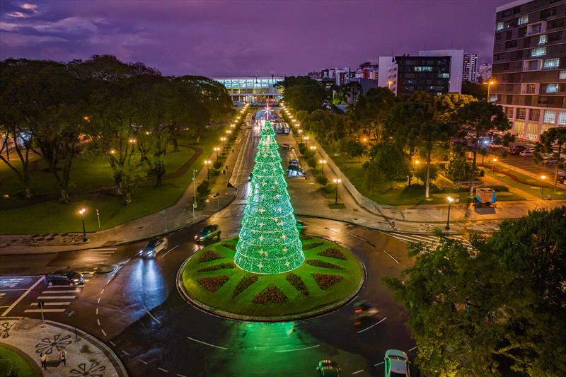 Árvore de Natal do Centro Civico em frente ao Palácio Solar 29 de Março, sede da Prefeitura  - Curitiba, 06/12/2022 - Foto: Daniel Castellano / SMCS