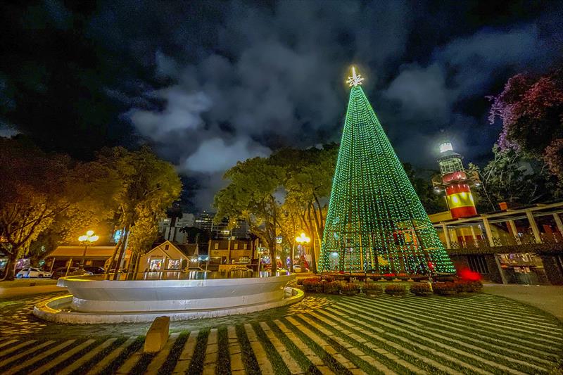 Árvore de Natal na Praça Espanha. Curitiba, 14/12/2022. Foto: Renato Próspero/SMCS