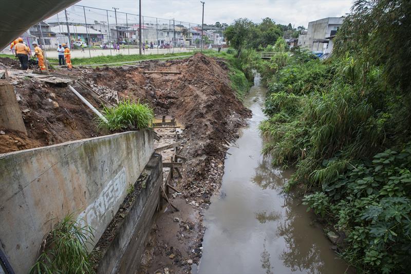 Obras de manutenção na cabeceira da ponte sob o Rio Ribeirão do Muller, no CIC, coordenadas pela Secretaria Municipal de Obras de Curitiba. Curitiba, 31/10/2022. Foto: Ricardo Marajó/SMCS