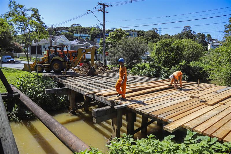 Ponte de madeira do Parque Tingui é interditada para reforma - Curitiba, 17/11/2022 - Foto: Daniel Castellano / SMCS