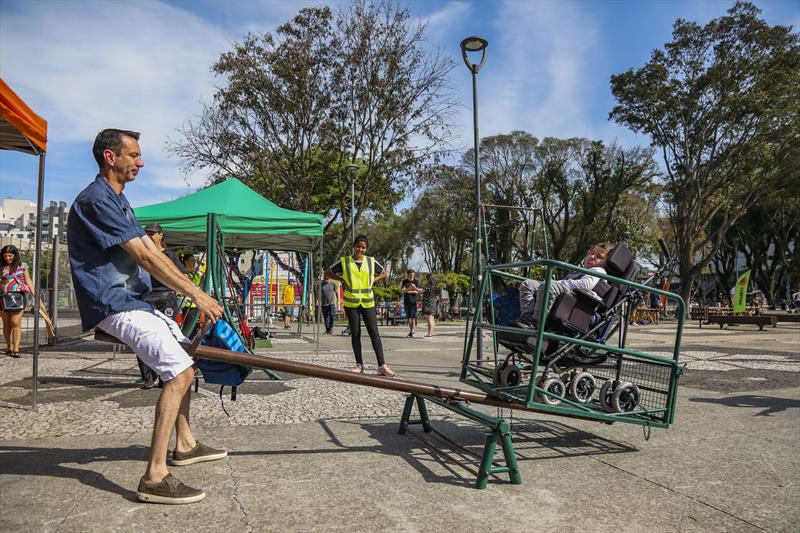 Início do programa Lazer para Todos, voltado à inclusão das Pessoas com Deficiência e com doenças raras na Praça Afonso Botelho (praça do Atlético) - Curitiba, 09/10/2022 - Foto: Daniel Castellano / SMCS