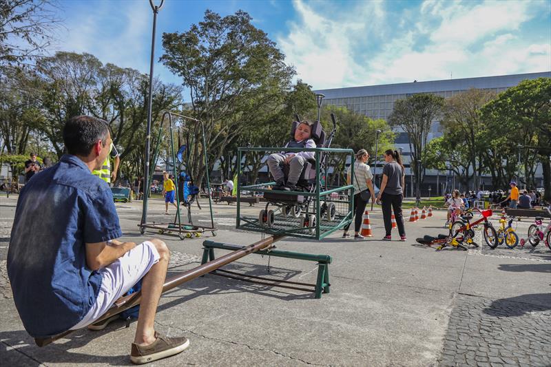 Início do programa Lazer para Todos, voltado à inclusão das Pessoas com Deficiência e com doenças raras na Praça Afonso Botelho (praça do Atlético) - Curitiba, 09/10/2022 - Foto: Daniel Castellano / SMCS