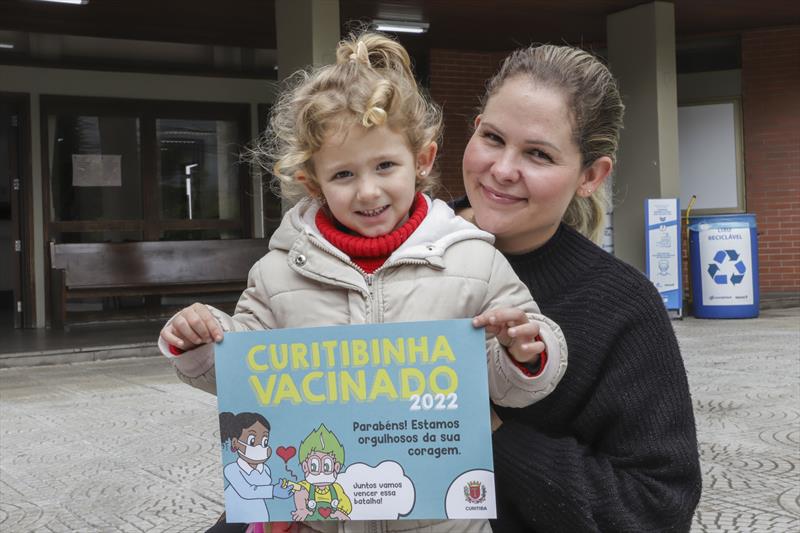Vacinação infantil. Na imagem, Alessandra Kricheldorf e sua filha Aurora, 4 anos. Curitiba, 03/11/2022. Foto: Hully Paiva/SMCS