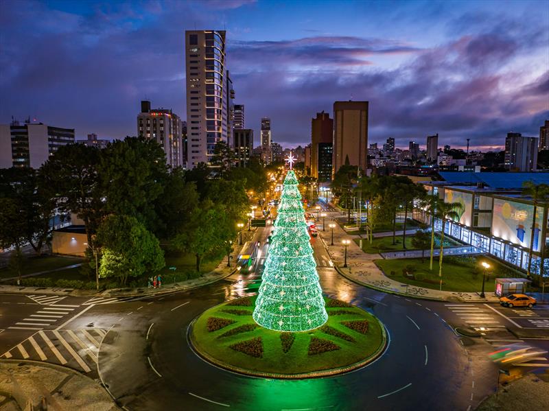 Admire o símbolo do Natal e explore a cidade com a magia das árvores de Natal de Curitiba. 
- Na imagem, Árvore de Natal do Centro Civico em frente ao Palácio Solar 29 de Março, sede da Prefeitura  - Curitiba, 06/12/2022 - Foto: Daniel Castellano / SMCS