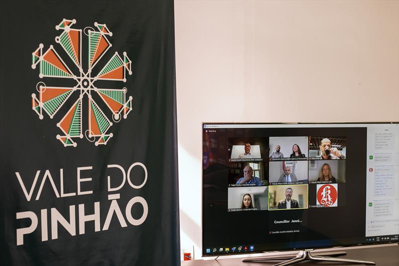 O assessor chefe de Relações Internacionais da Prefeitura, Rodolpho Zanin Feijó e a coordenadora de Cidades Inteligentes da Agência Curitiba, Alessandra Albuquerque Reis, representam Curitiba na reunião da revista canadense Corporate Knights. Curitiba, 15/06/2022. Foto: Ricardo Marajó/SMCS