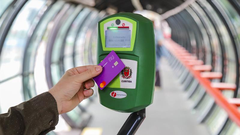 Passagens pagas com cartão de débito e crédito no transporte coletivo. 
Foto: Daniel Castellano / SMCS