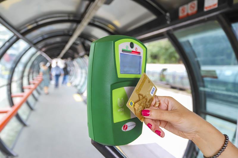 Passagens pagas com cartão de débito e crédito no transporte coletivo. 
Foto: Daniel Castellano / SMCS